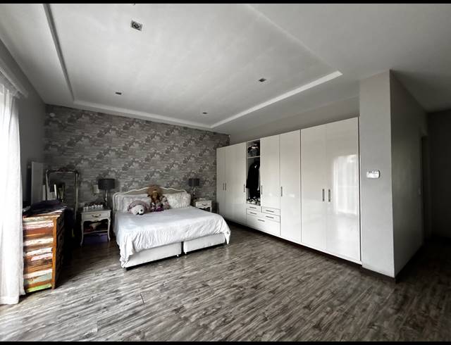 3 BEDROOM CLUSTER FOR SALE IN HOUGHTON ESTATE